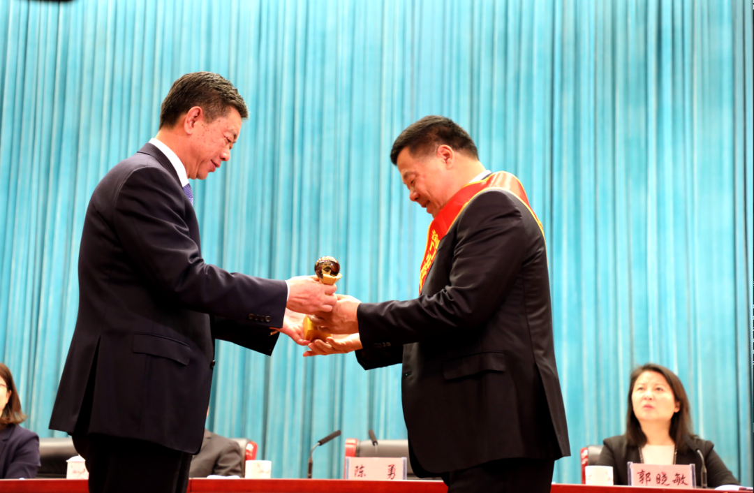 合影结束后,陈勇,郭晓敏与陈锦石,张强,黄裕辉,梅先志4位企业家一起按