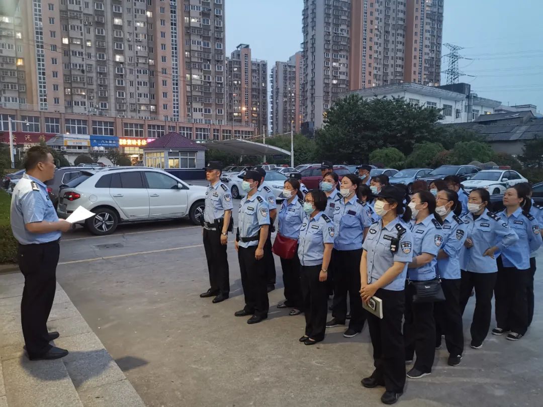 崇川公安分局观音山派出所社区民警深入辖区东邦纺织厂,对厂内存放